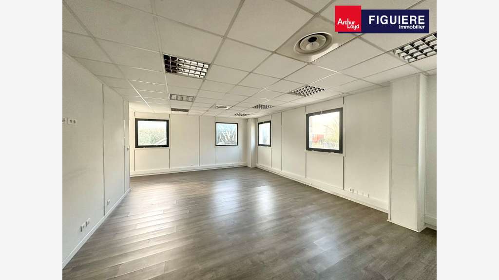 Immeuble mixte avec parcelle 1800m² à louer à Aix
