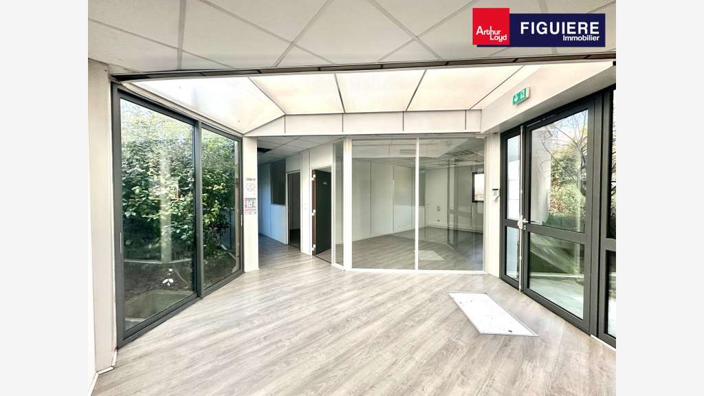 Immeuble mixte avec parcelle 1800m² à louer à Aix