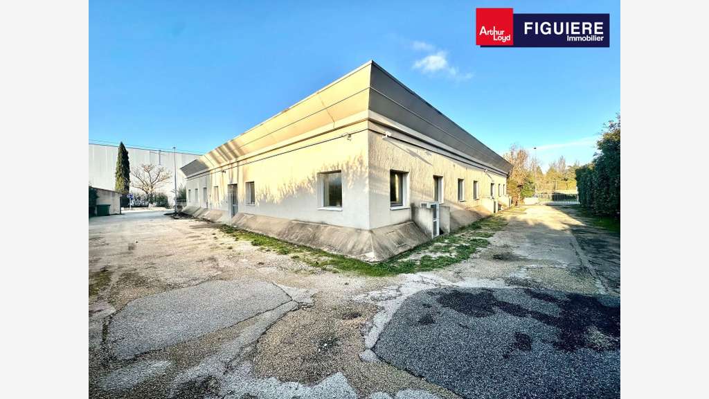 Immeuble mixte avec parcelle 1800m² à louer à Aix