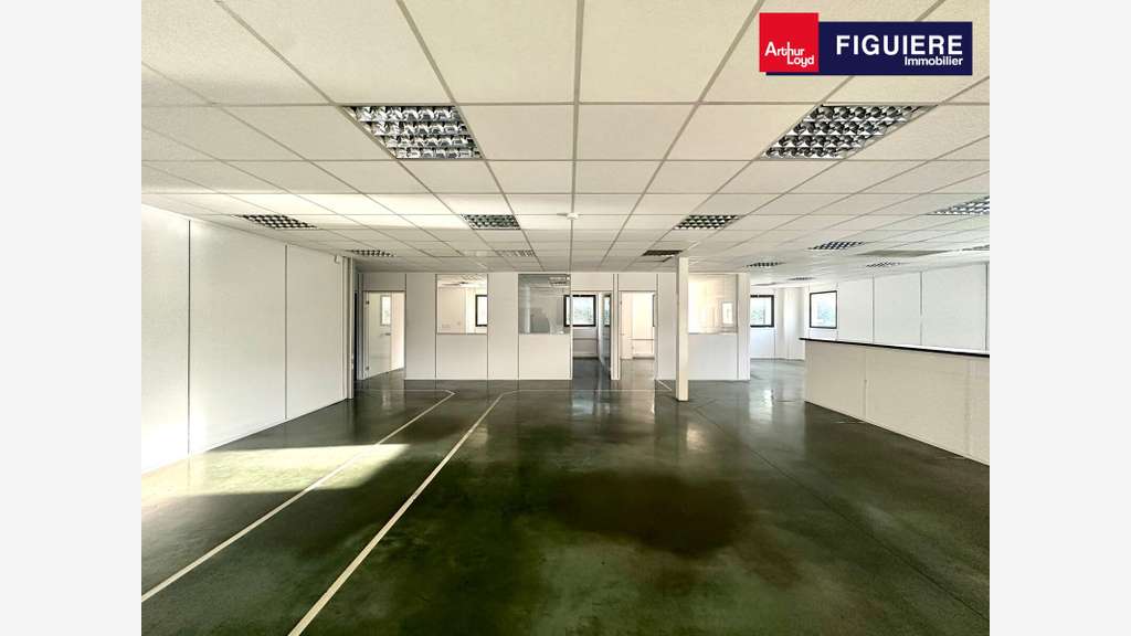 Immeuble mixte avec parcelle 1800m² à louer à Aix