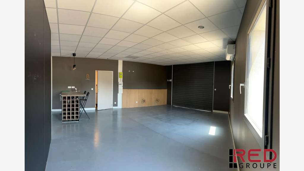 A louer local activité avec cour à Aix Les Milles