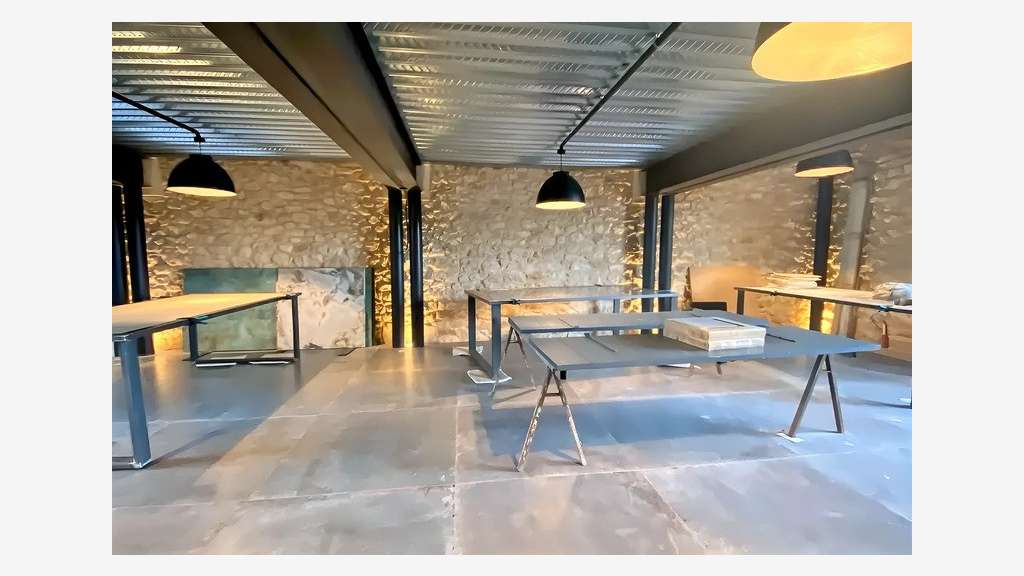 Local ancien chai 132m² à louer à Aix-en-Provence 