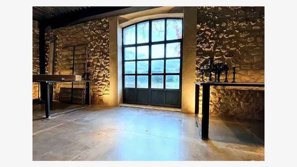 Local ancien chai 132m² à louer à Aix-en-Provence 