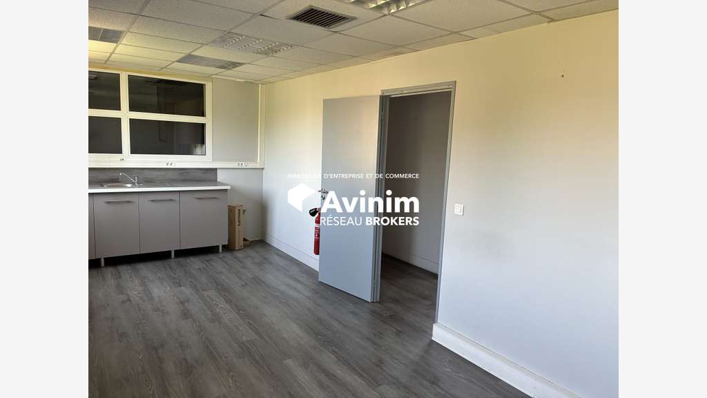 A louer bureaux indépendants+terrain ZA des Milles