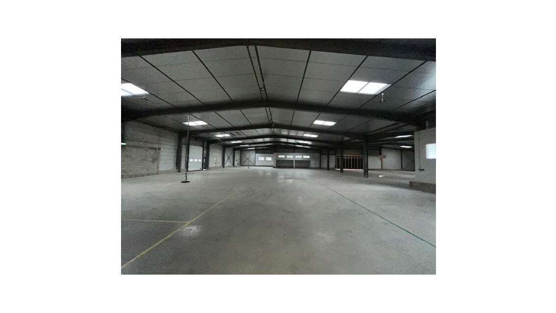A louer atelier et bureaux 2150m² ZA Albipole A68