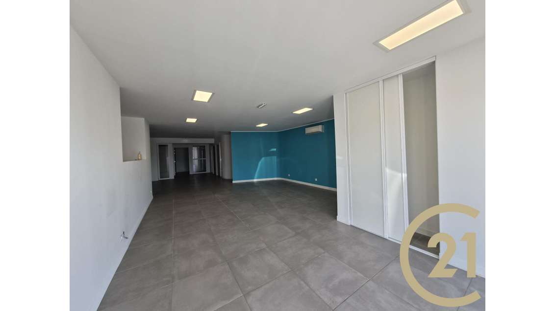 local commercial 200m² aménagé en bureaux
