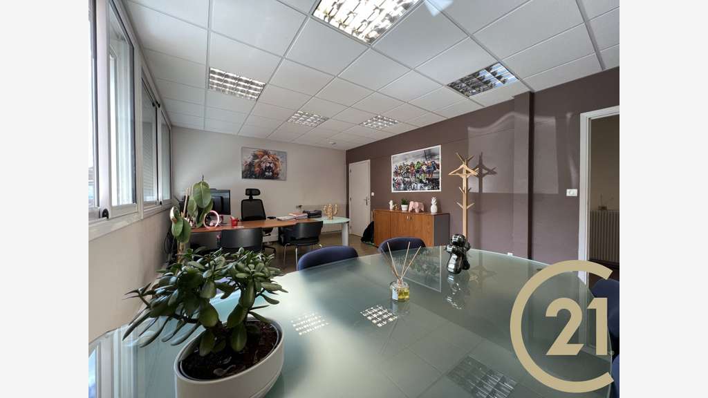 BUREAUX DE 200M² PLEIN PIED AVEC PARKING SECTEUR