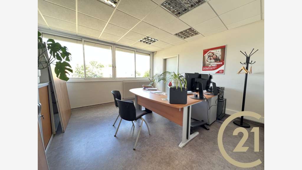 BUREAUX DE 200M² PLEIN PIED AVEC PARKING SECTEUR