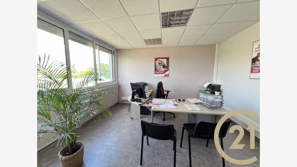 BUREAUX DE 200M² PLEIN PIED AVEC PARKING SECTEUR