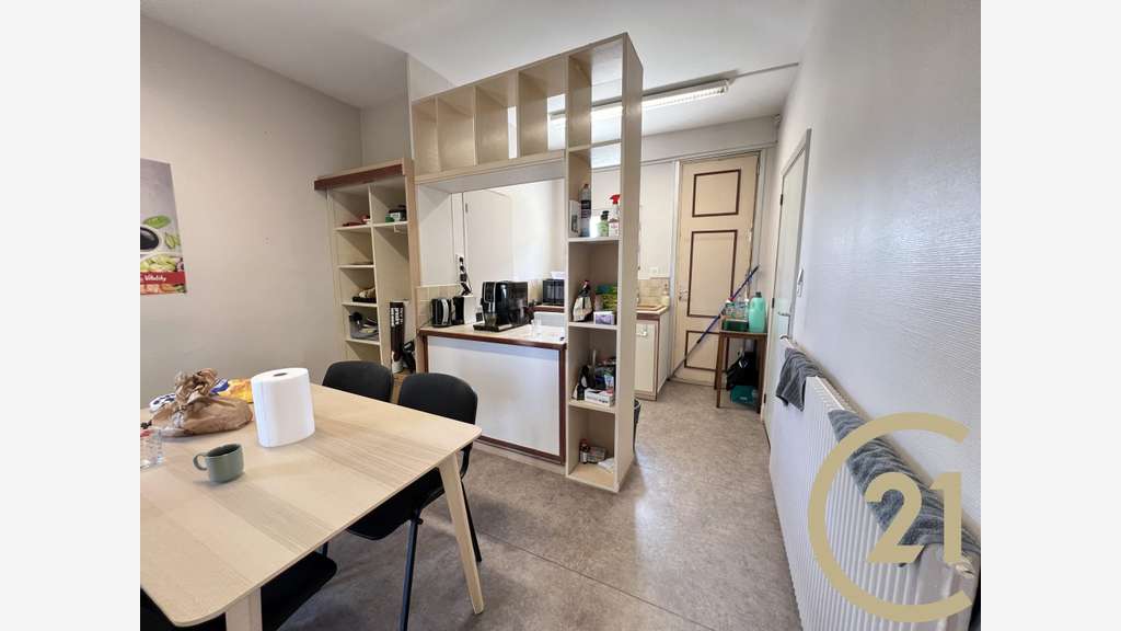 BUREAUX DE 200M² PLEIN PIED AVEC PARKING SECTEUR