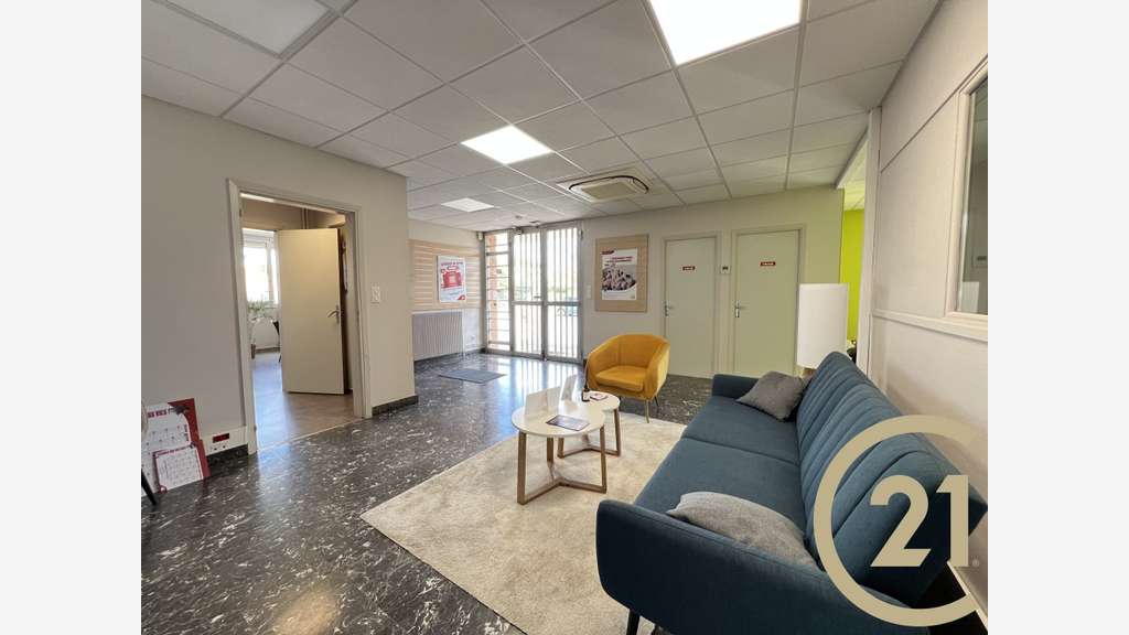 BUREAUX DE 200M² PLEIN PIED AVEC PARKING SECTEUR