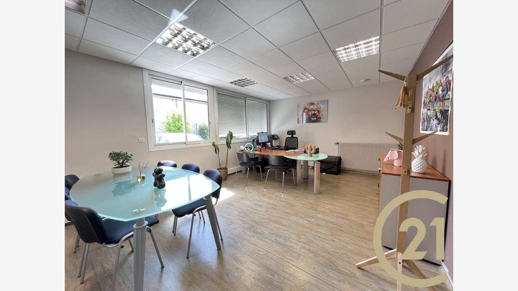 BUREAUX DE 200M² PLEIN PIED AVEC PARKING SECTEUR
