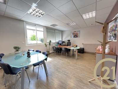 BUREAUX DE 200M² PLEIN PIED AVEC PARKING SECTEUR