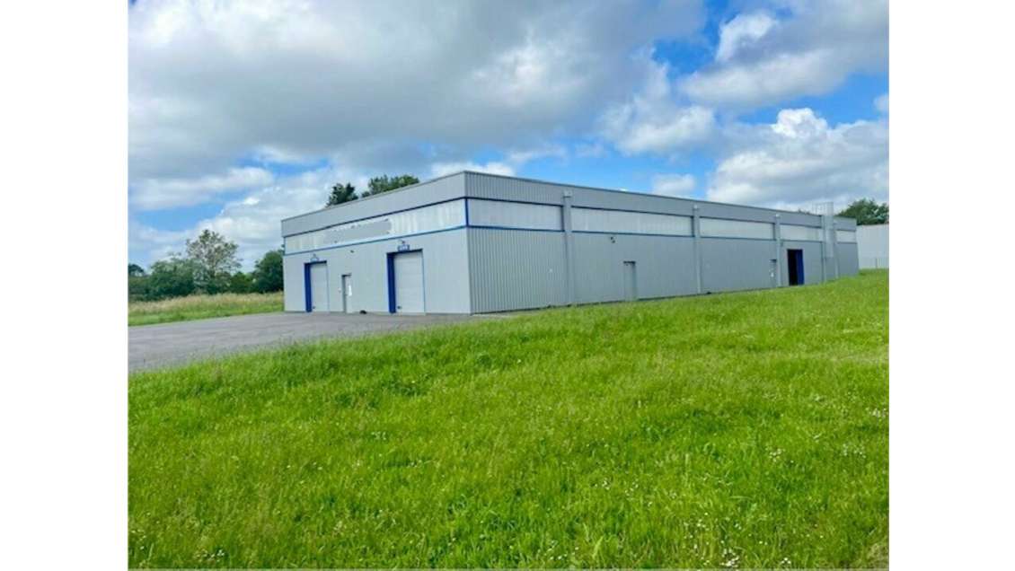 A louer local de stockage lumineux 905m² à Allaire