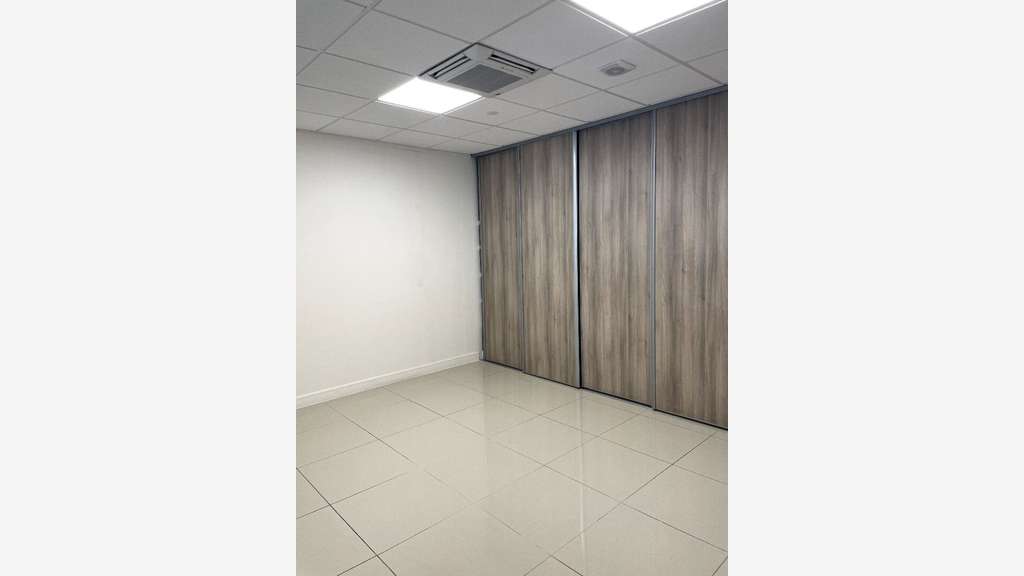 A louer bureaux aménagés 100m² à Baie-Mahault