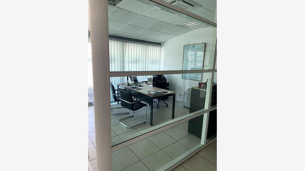 A louer bureaux aménagés 100m² à Baie-Mahault