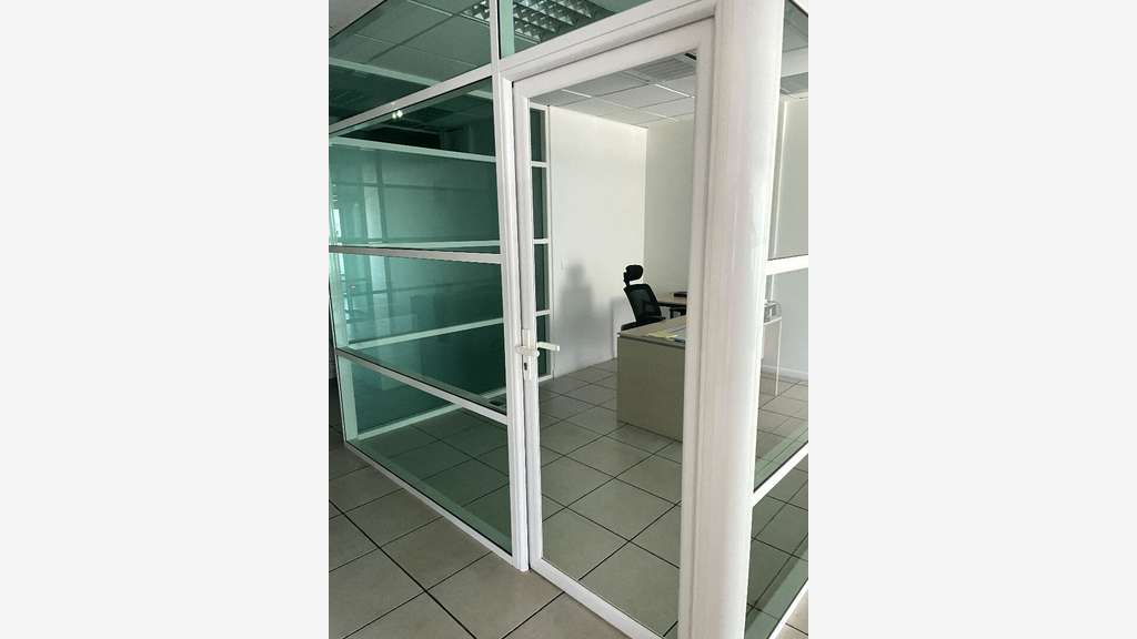 A louer bureaux aménagés 100m² à Baie-Mahault