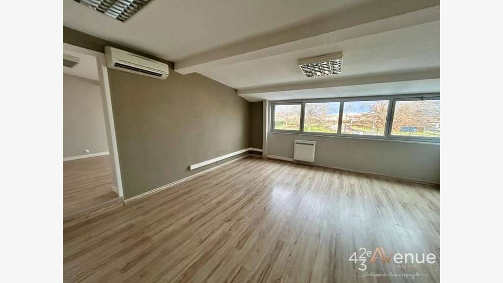 Bureau à louer 126m² à Andrézieux-Bouthéon