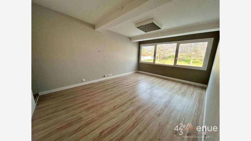 Bureau à louer 126m² à Andrézieux-Bouthéon