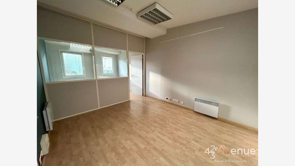 Bureau à louer 126m² à Andrézieux-Bouthéon