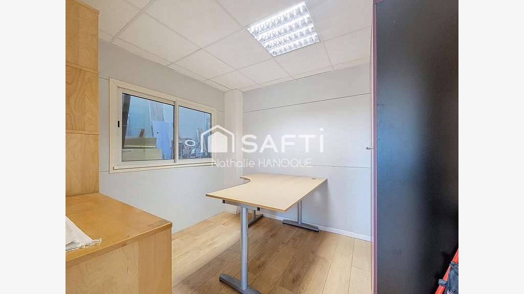 Loue box 212m² dont 39m² de bureau en ZA à Anet