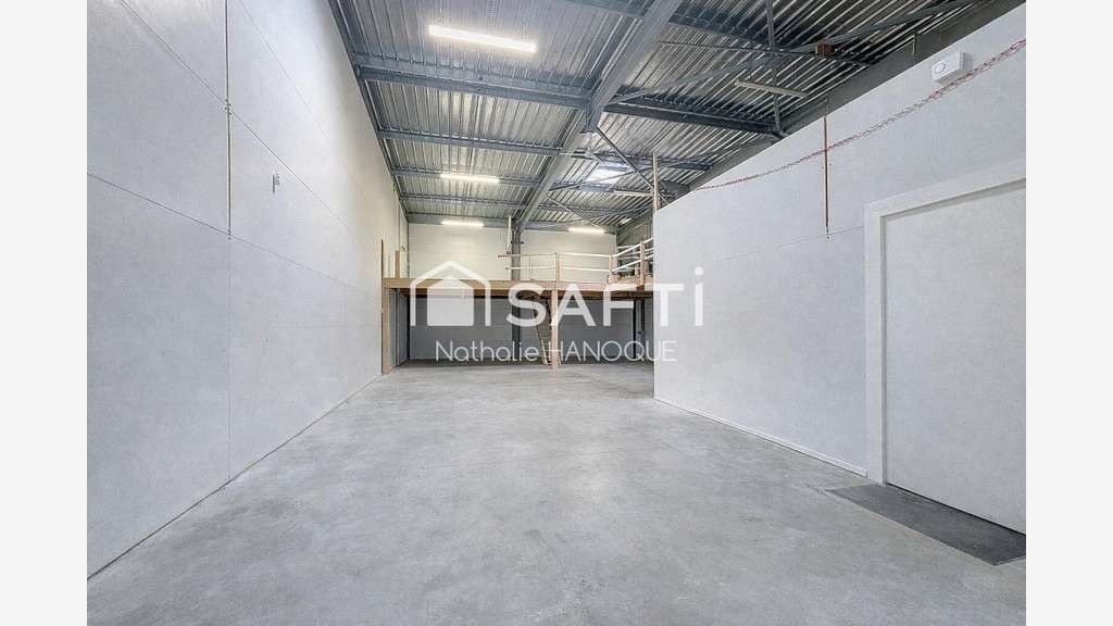 Loue box 212m² dont 39m² de bureau en ZA à Anet