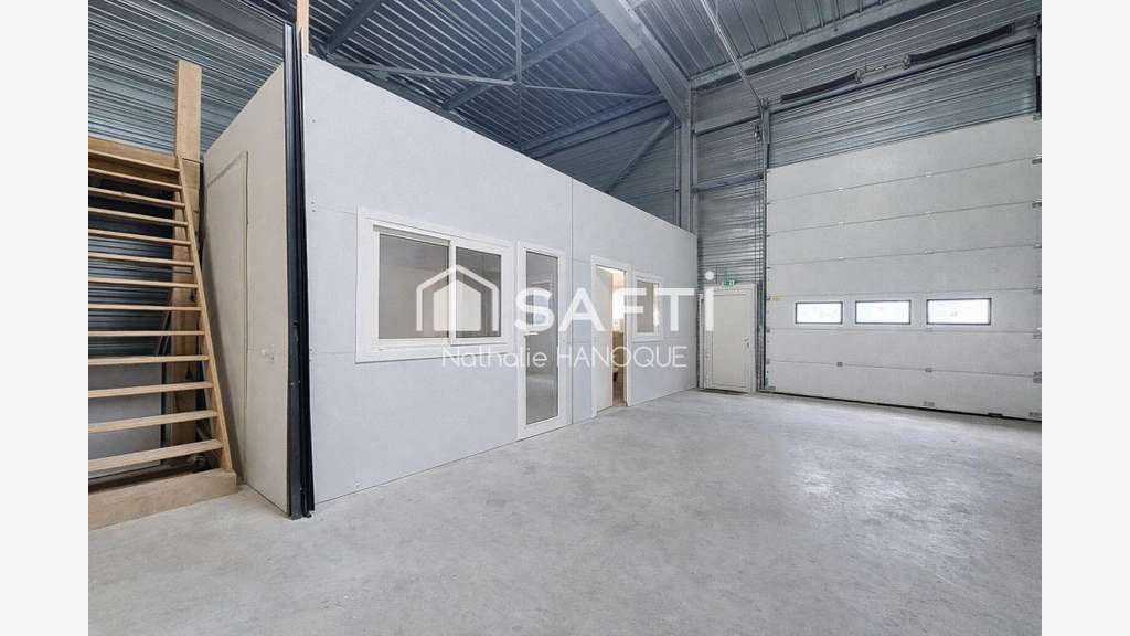 Loue box 212m² dont 39m² de bureau en ZA à Anet