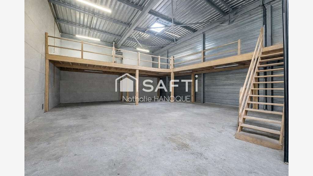 Loue box 212m² dont 39m² de bureau en ZA à Anet