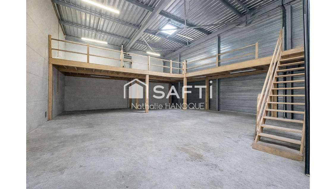 Loue box 212m² dont 39m² de bureau en ZA à Anet