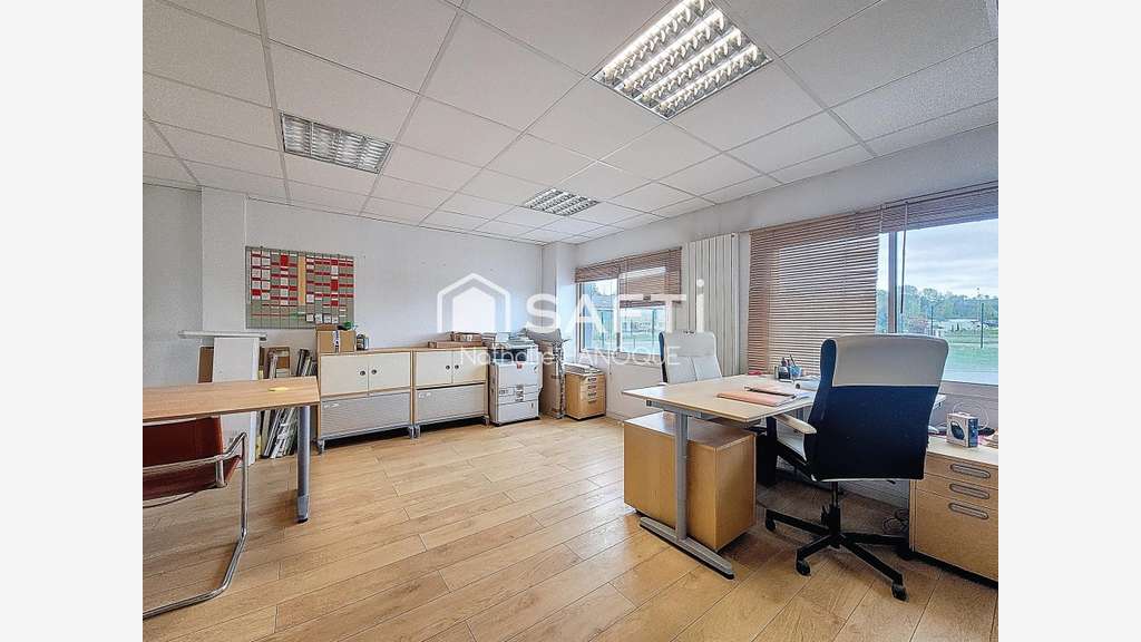 Loue box 212m² dont 39m² de bureau en ZA à Anet