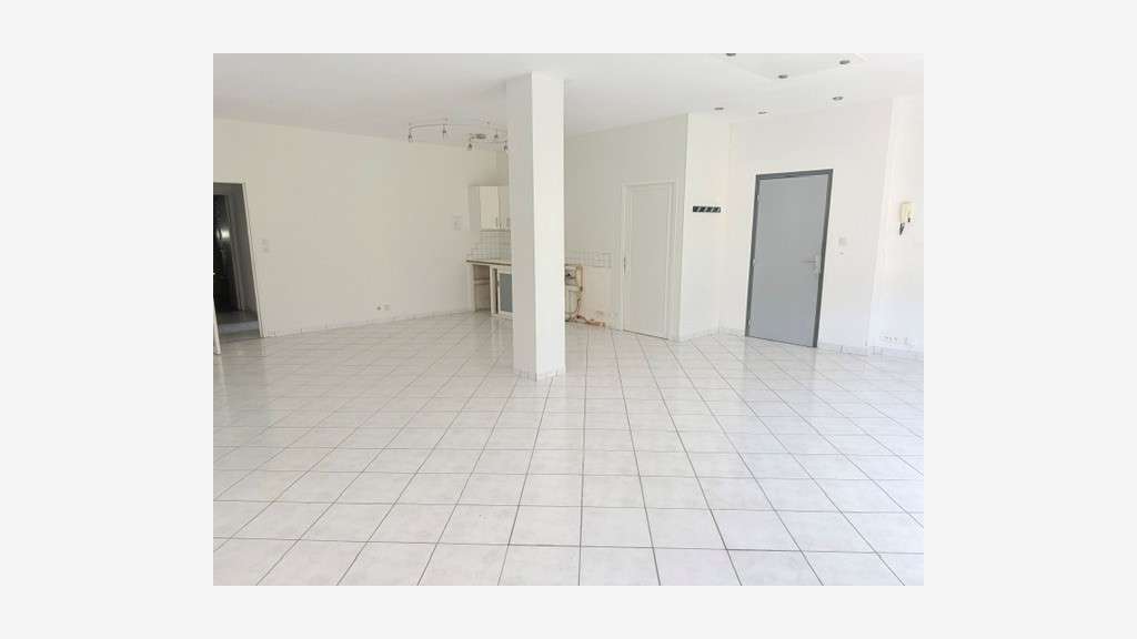 Local très lumineux 81m² à louer à Angers Gare