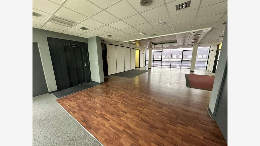Location bureaux 936m² à Saint Serge Angers tram