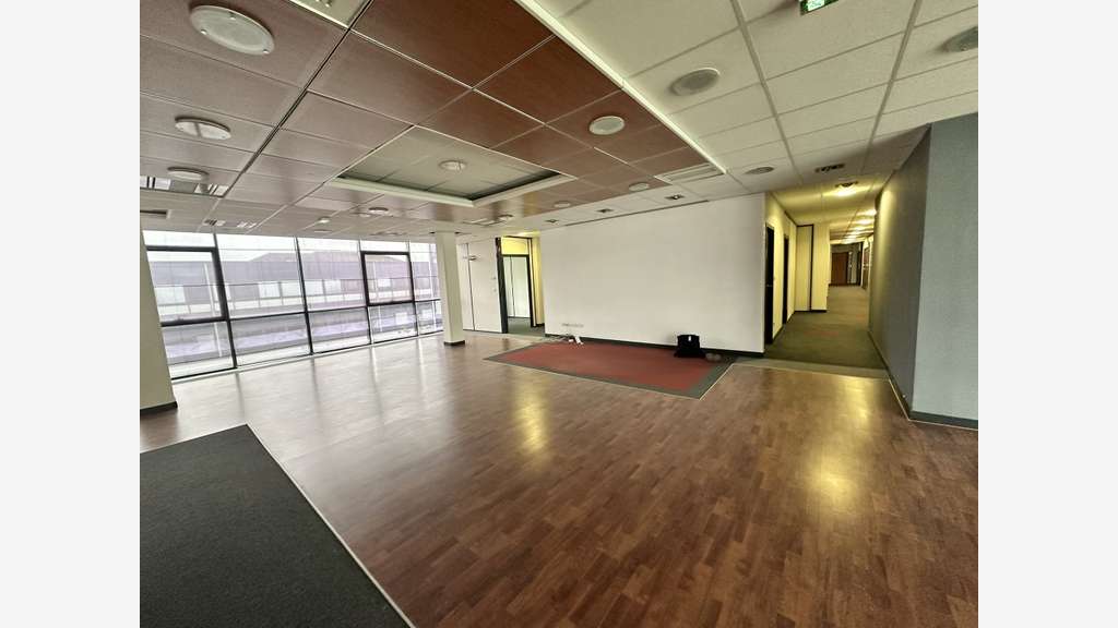 Location bureaux 936m² à Saint Serge Angers tram