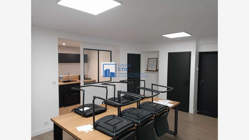 À louer local professionnel 81m² Angers St-Lazare