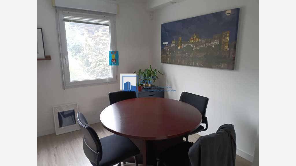 À louer local professionnel 81m² Angers St-Lazare