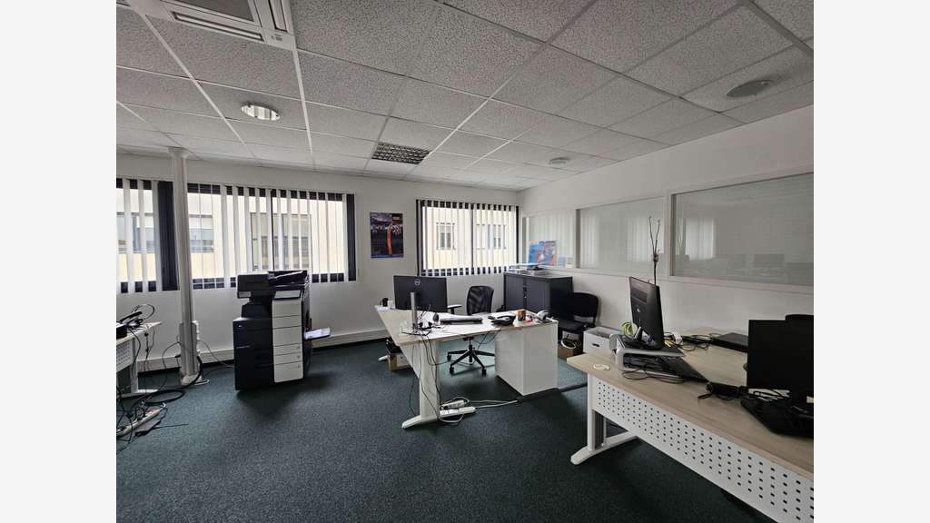 A louer bureaux 600m² en très bon état à Beaucouzé