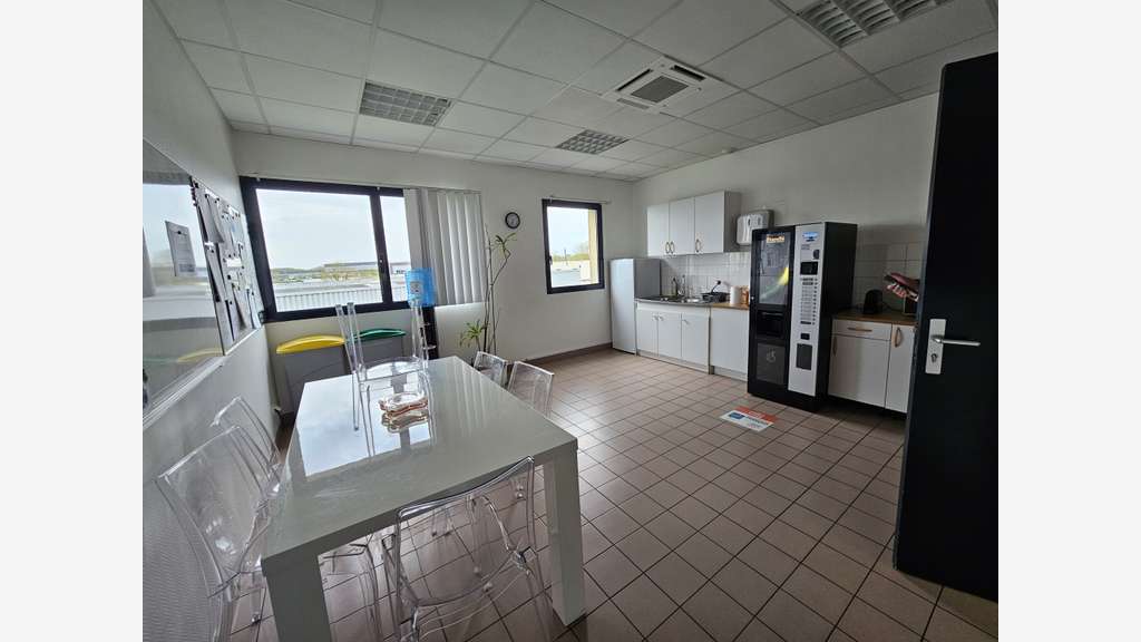 A louer bureaux 600m² en très bon état à Beaucouzé