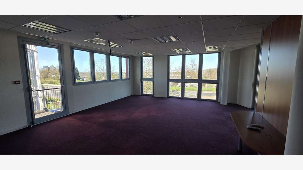 A louer bureaux 250m² avec visibilité ANGERS OUEST