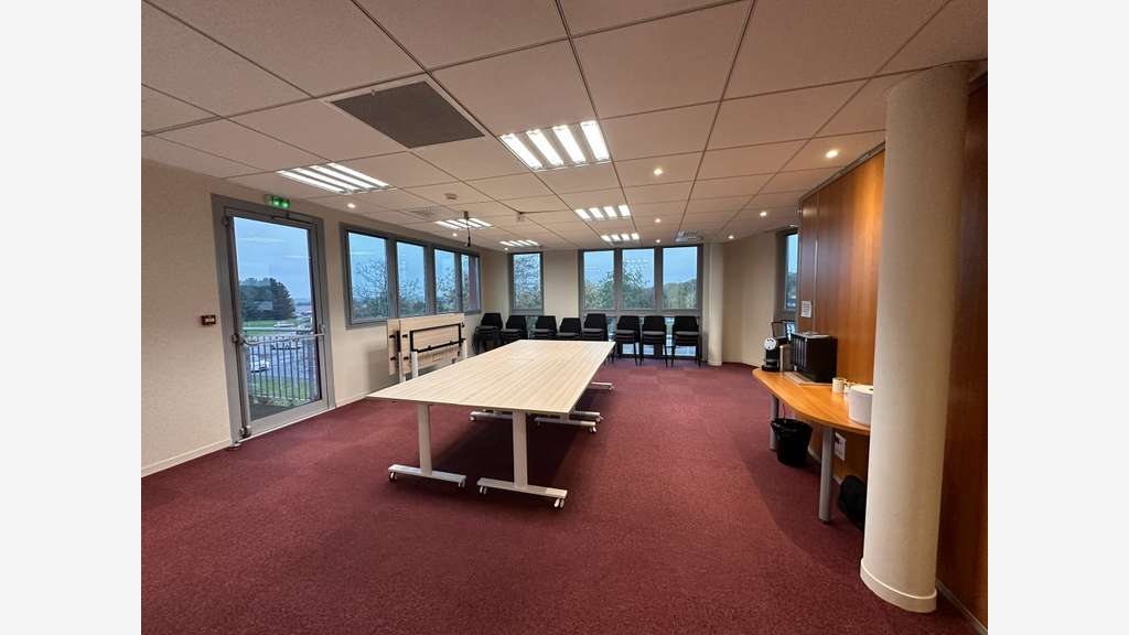 A louer bureaux 250m² avec visibilité ANGERS OUEST