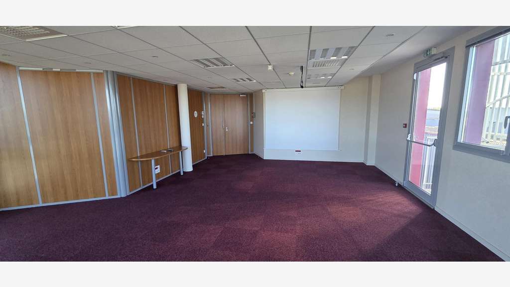 A louer bureaux 250m² avec visibilité ANGERS OUEST