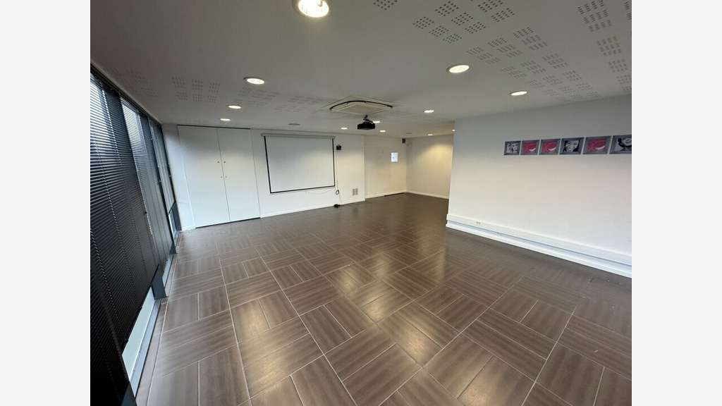 Bureaux 580m² divisibles à louer à Anglet Maignon
