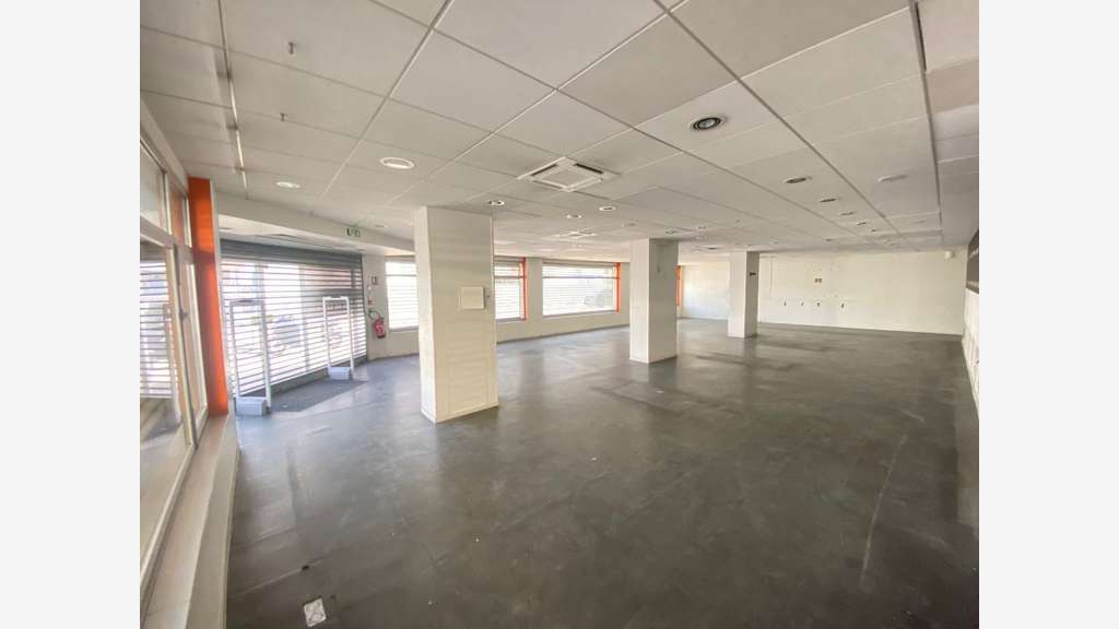 A louer local commercial 380m² angle à Annemasse 