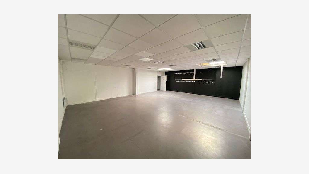 A louer local commercial 380m² angle à Annemasse 
