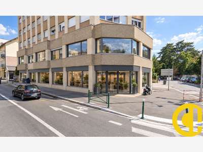 A louer local commercial 380m² angle à Annemasse 