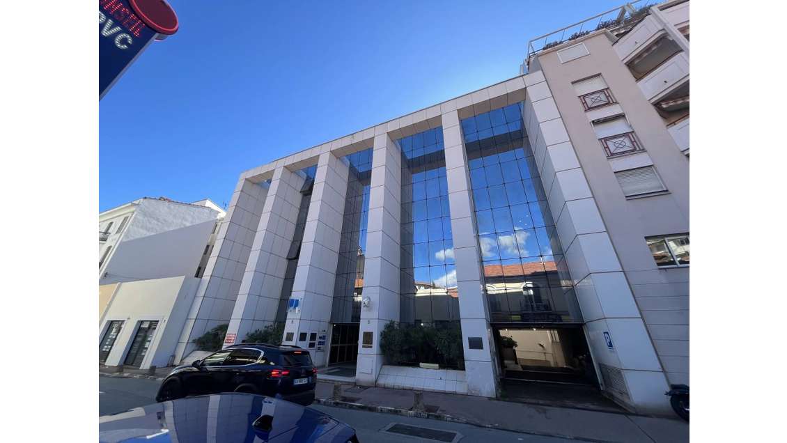 A louer bureaux en étage 117m² à Antibes