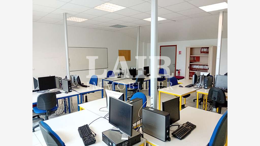 Bâtiment à usage de bureaux, à louer à Argentan