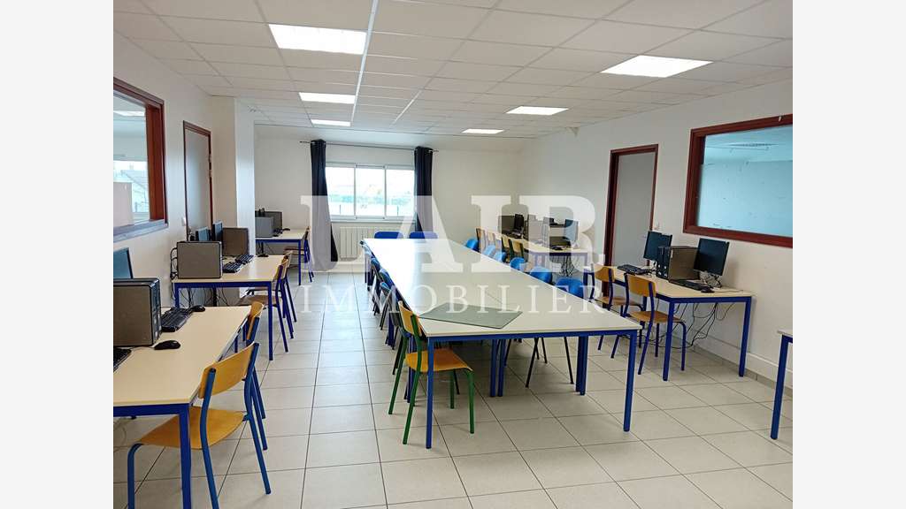 Bâtiment à usage de bureaux, à louer à Argentan