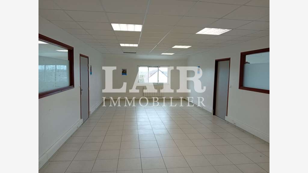 Bâtiment à usage de bureaux, à louer à Argentan