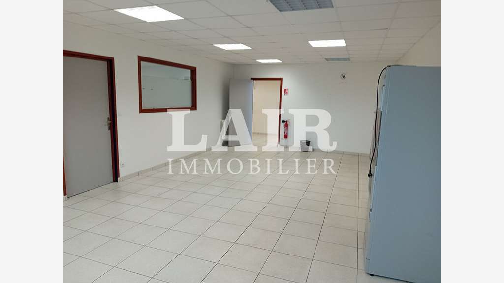 Bâtiment à usage de bureaux, à louer à Argentan
