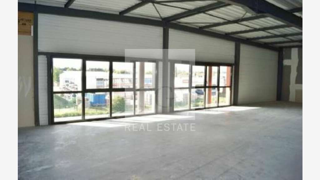 Bureaux neufs 175m² à louer à Arnas